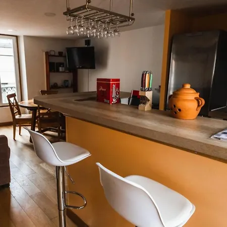 Large Flat Near Paris 장티이