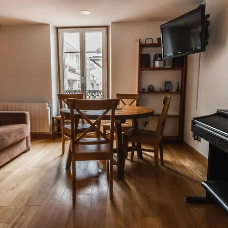 Large Flat Near Paris 아파트